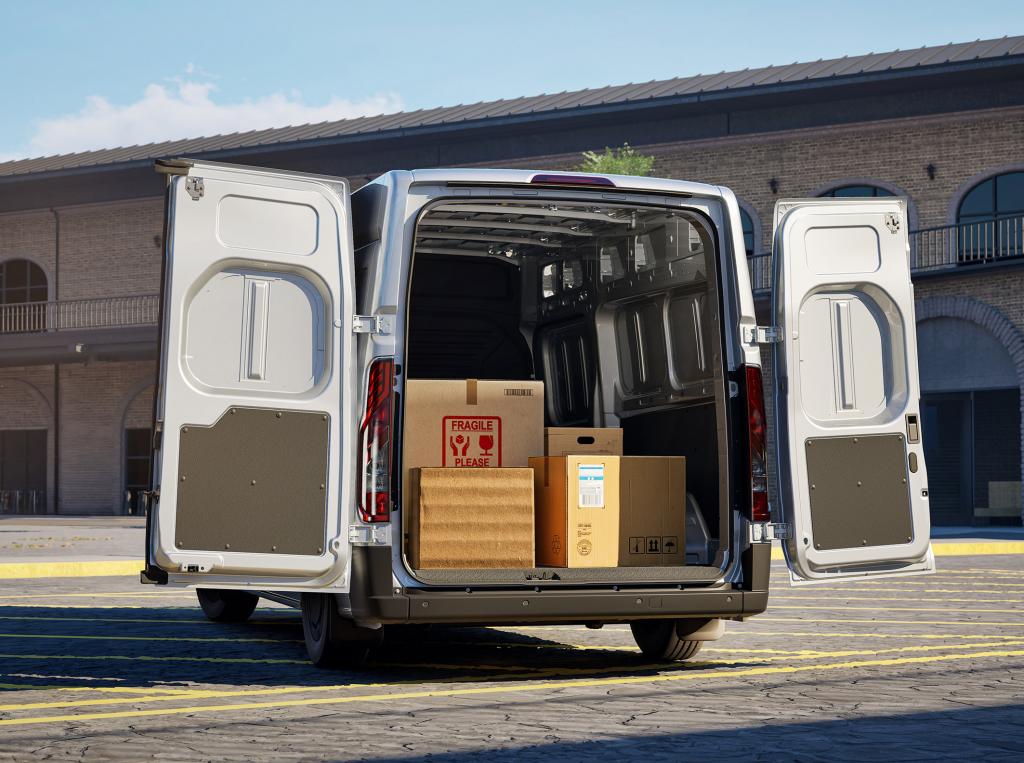 Ford Transit City elétrica chega com autonomia de 250 km, três versões e manutenção mais barata para transporte urbano de cargas.